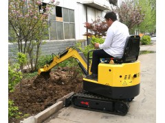 果园小挖机操作舒适 1吨挖沟机视野开阔