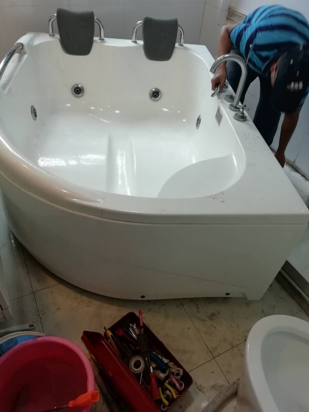 上海劳芬浴缸维修 浴缸龙头漏水修理
