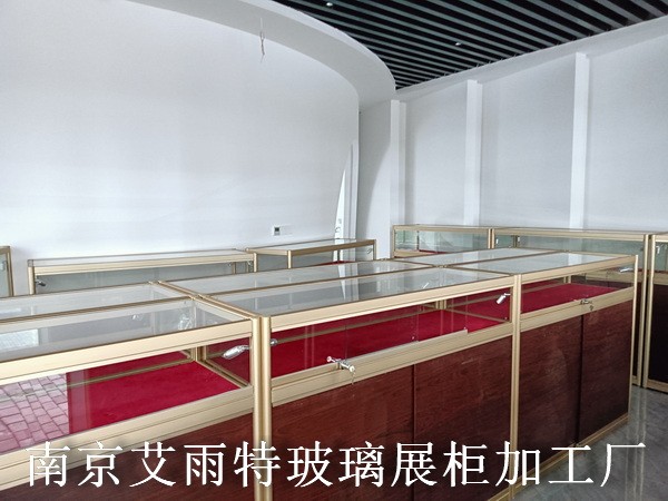 南京钛合金玻璃展柜图1